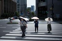 Anak-anak berangkat sekolah di Tokyo (Martin BUREAU/AFP)