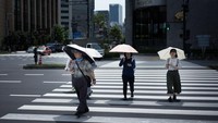 Suhu di salah satu bagian pada area pinggiran Tokyo melampaui angka 40 derajat Celsius. Sedangkan di bagian pusat Tokyo, suhu udara tertinggi mencapai 39 derajat Celsius pada Senin (23/7) sore waktu setempat. Foto: AFP PHOTO/Martin BUREAU