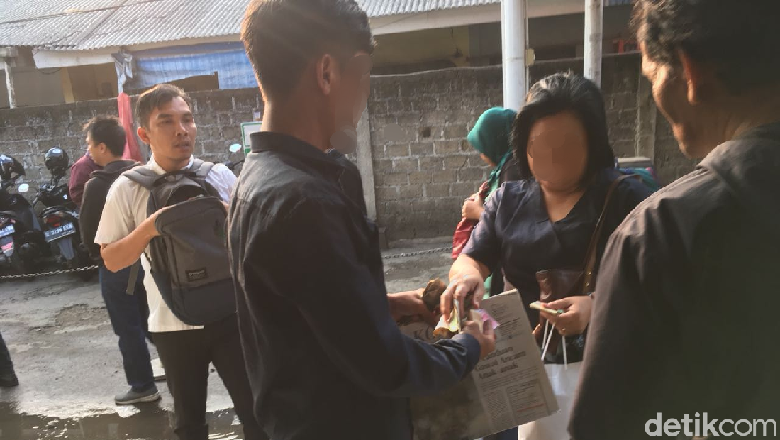 Begini Cara Calo Tiket Kertas Beraksi di Stasiun Depok Begini Cara Calo Tiket Kertas Beraksi di Stasiun Depok