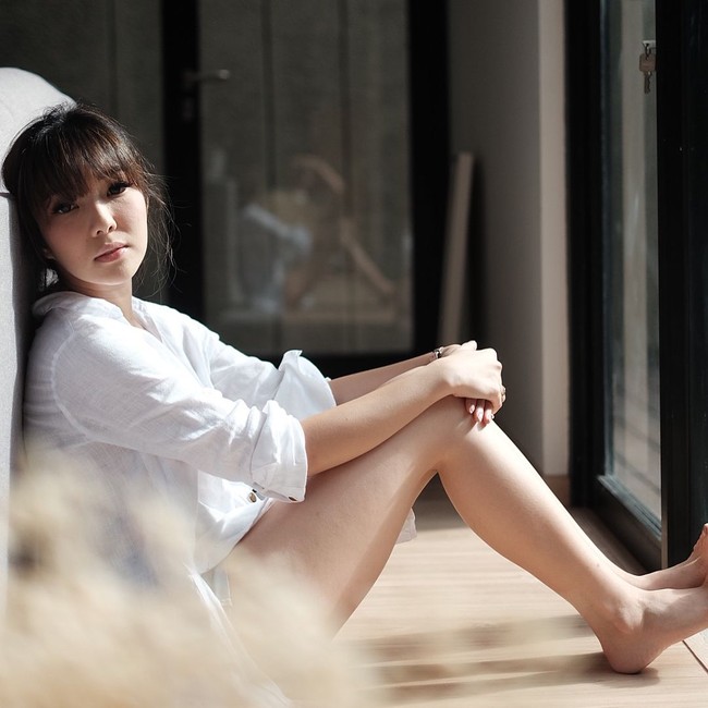 Gisella Anastasia menampilkan wajah syahdu saat dipotret dengan kemeja putih. Wajah cantiknya hanya dipoles makeup simpel dan natural. Foto: Instagram