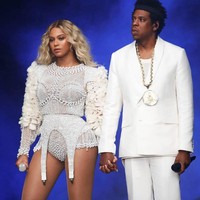 Beyonce tampil kompak dengan suaminya, rapper Jay Z, dengan busana serba putih.  Adapun pelantun Crazy in Love itu mengandalkan body-suit Balmain yang terbuat dari butiran mutiara. (Foto: Instagram)