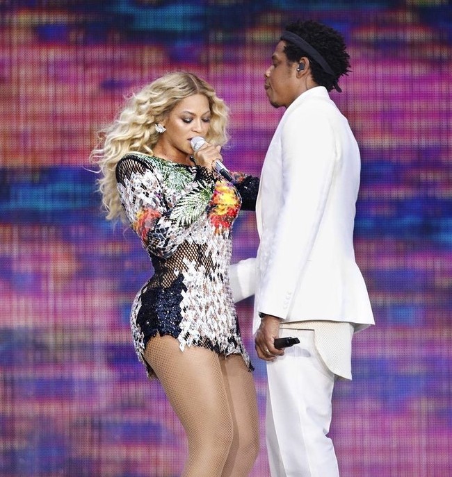 Lagi-lagi rancangan Balmain jadi pilihan Beyonce saat berduet bersama sang suami. (Foto: Instagram)