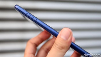 Bagian sisi kanan ada slot untuk memasukkan SIM Card. Foto: muhammad ridho