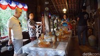 Di lantai satu terdapat ruang keluarga yang berisi bangku dan meja yang dihiasi lukisan di dinding-dindingnya. Juga ada dapur dan gudang penyimpanan makanan di ruangan belakang(Syanti/detikTravel)