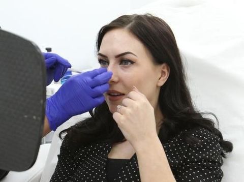  Ingin tampil sempurna di hari pernikahannya, Sophie Attwood menghabiskan banyak uang untuk mengubah wajahnya.