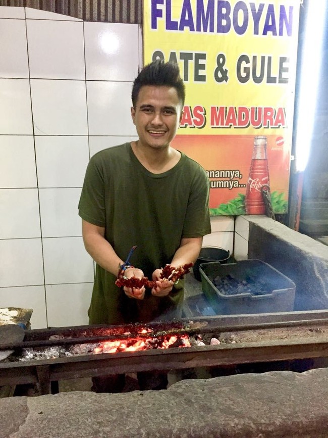 Sebuah warung sate di Bali bernama Warung Flamboyan terkenal tak hanya karena rasanya yang enak tapi pemiliknya yang tampan. Dia adalah Aris Rakasiwi, pemuda berusia 27 tahun yang meneruskan bisnis warung sate milik orangtuanya. Foto: Dok. Aris Sate Flamboyan Bali