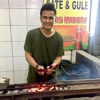 Sebuah warung sate di Bali bernama Warung Flamboyan terkenal tak hanya karena rasanya yang enak tapi pemiliknya yang tampan. Dia adalah Aris Rakasiwi, pemuda berusia 27 tahun yang meneruskan bisnis warung sate milik orangtuanya. Foto: Dok. Aris Sate Flamboyan Bali