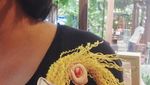Uniknya Kalung hingga Sepatu yang Dibuat dengan Gambar Mie Instan dalam Mangkuk