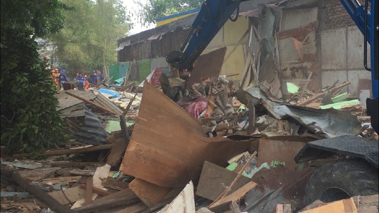 46 Bangunan Liar di Duren Sawit Diratakan dengan Tanah 46 Bangunan Liar di Duren Sawit Diratakan dengan Tanah
