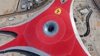 Ferari World, merupakan taman bermain unik lainnya yang terletak di Pulau Yas, Abu Dhabi, Uni Emirat Arab. Taman bermain yang dibuka pada tahun 2010 ini langsung menjadi taman bermain paling populer di Timur Tengah. Istimewa/Pinterest.