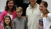 Ryan John dan Phoebe Adele Gates, mereka adalah orang terkaya di dunia Bill Gates. Kekayaannya berasal dari sebagian kecil kekayaan orang tuanya di mana masing-masing mendapat US$ 10 juta. Istimewa/ranked.com