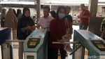 Foto: Penumpang KRL Tak Lagi Pakai Tiket Kertas