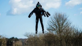 Selain itu, karakter ini juga menginspirasi dengan dibuatnya kostum Iron Man di kehidupan nyata. Ia pun bisa digunakan untuk terbang. Foto: (Gravity/CNN Travel)