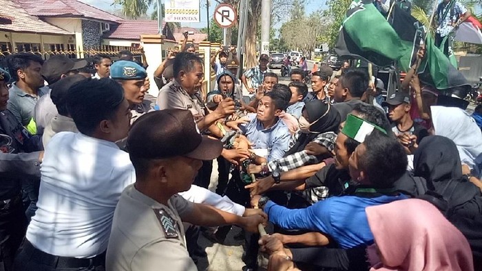 Demo di Dompu Ricuh, Satu Mahasiswa Dilarikan ke Rumah Sakit