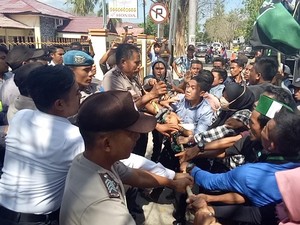 Demo di Dompu Ricuh, Satu Mahasiswa Dilarikan ke Rumah Sakit