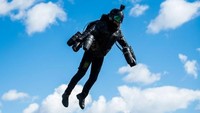 Pria berkostum itu bernama Richard Browning. Dia terbang menggunakan kostum bermesin di sebuah jalanan dengan harga Rp 6,4 miliar (Gravity/CNN Travel)