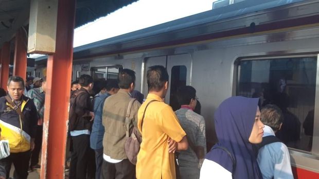 Antrean karena ada pembaharuan dan pemeliharaan sistem e-Ticketing.