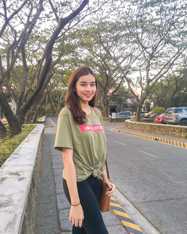 Wanita bernama Aleksis Corbi membagikan perubahan penampilan dan parasnya di media sosial. Unggahannya itu pun jadi viral karena banyak netizen tak menyangka jika foto gadis kecil yang dianggap terlihat dekil itu adalah Aleksis. Foto: Instagram