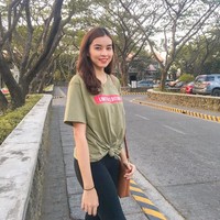 Wanita bernama Aleksis Corbi membagikan perubahan penampilan dan parasnya di media sosial. Unggahannya itu pun jadi viral karena banyak netizen tak menyangka jika foto gadis kecil yang dianggap terlihat dekil itu adalah Aleksis. Foto: Instagram