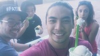 Ngumpul bersama teman, Yoshi memilih es krim vanila untuk menyegarkan diri dari hari yang panas. Foto: Instagram @yoshi_sudarso
