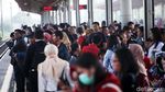Penumpang Pamer Tiket Kertas KRL