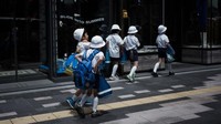Anak-anak sekolah di Jepang tampak memakai topi untuk melindungi diri dari sinar matahari yang menyengat. Foto: AFP PHOTO/Martin BUREAU