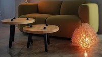 Bagian dalam cafe membuat pengunjung serasa berada di dalam rumahnya sendiri. Dengan sofa dan lampu kamar. Foto: Instagram c.through  