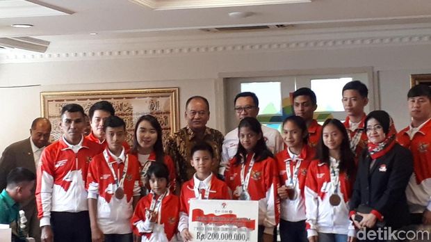 Di Hari Anak, Menpora Bagi Bonus ke Para Juara Dunia Junior