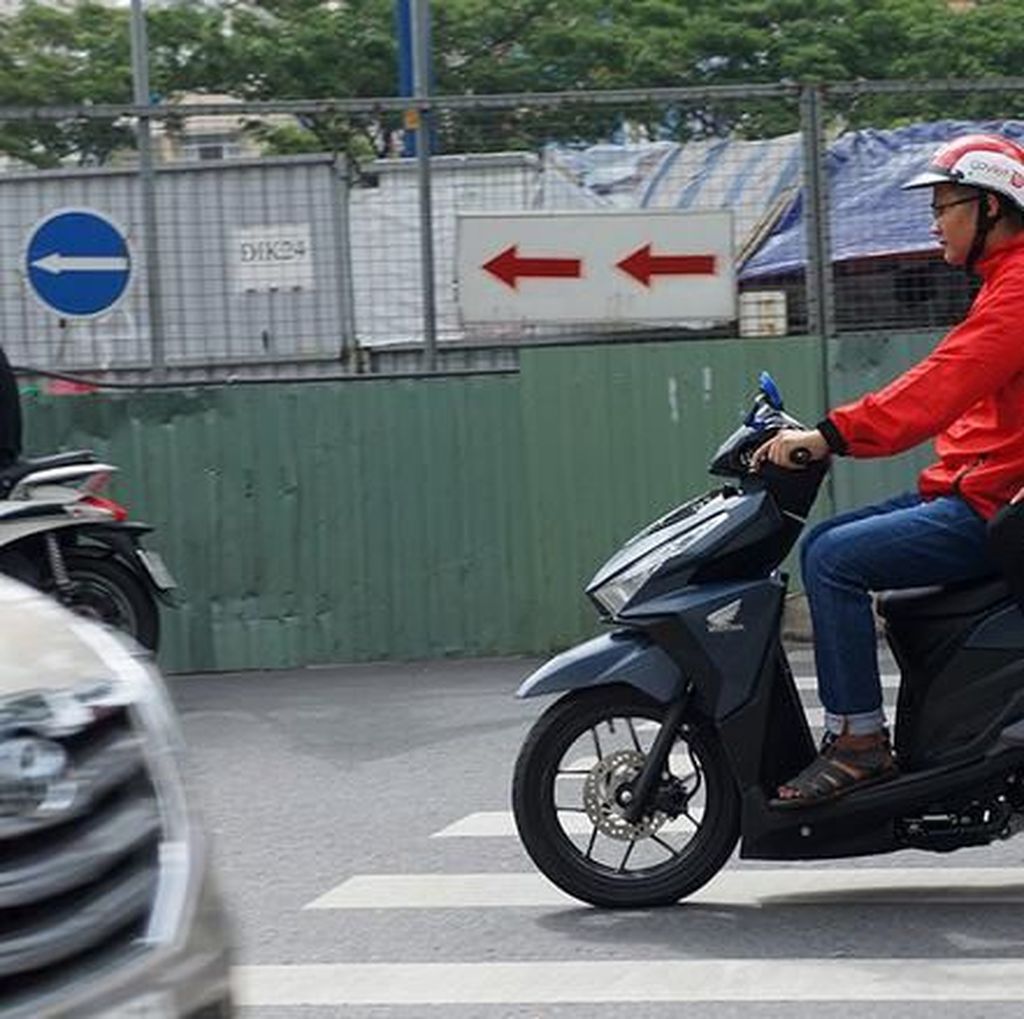 Aksi Perdana Driver Go-Jek Angkut Penumpang di Vietnam Aksi Perdana Driver Go-Jek Angkut Penumpang di Vietnam
