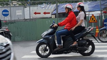 Salah satu aksi driver melayani penumpang. (Foto: Dok. genk.vn)