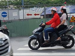 Aksi Perdana Driver Go-Jek Angkut Penumpang di Vietnam