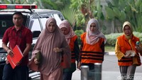 Sejumlah anggota DPRD Kota Malang tiba di Gedung KPK untuk menandatangani berkas P21. 