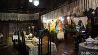 Naik ke lantai ke dua traveler akan menemui beberapa ruangan, yaitu kamar tidur, ruangan makan dan ruangan tamu lengkap dengan isinya (Syanti/detikTravel)