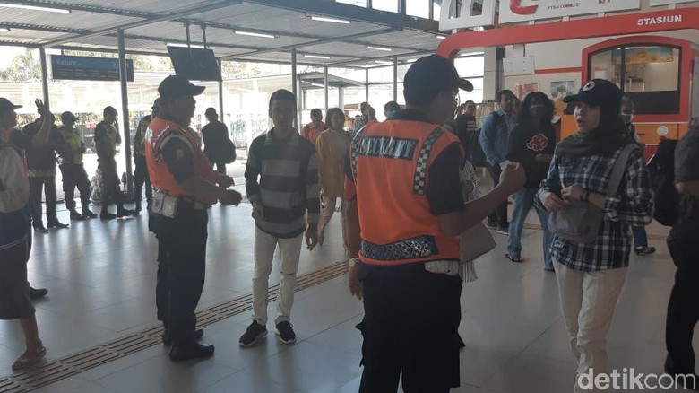Pakai Tiket Kertas, Banyak Penumpang Kebingungan di Stasiun Bogor Pakai Tiket Kertas, Banyak Penumpang Kebingungan di Stasiun Bogor