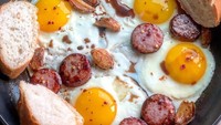 Ini cara praktis, goreng telur bersamaan dengan potongan sosis dan roti. Tinggal disajikan sekaligus dalam 1 wadah.  Foto: Instagram @mexhogrub