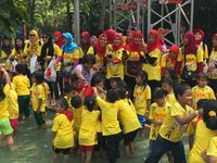 Si Kecil berlomba mengisi pipa bolong dengan air (Foto: HaiBunda)