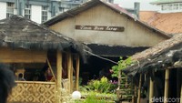 Sisi kanan-kirinya saung terpasang setengah dinding berbahan anyaman rotan dan beratap ijuk. Jumlah saung mencapai 36 unit dengan berbagai ukuran.