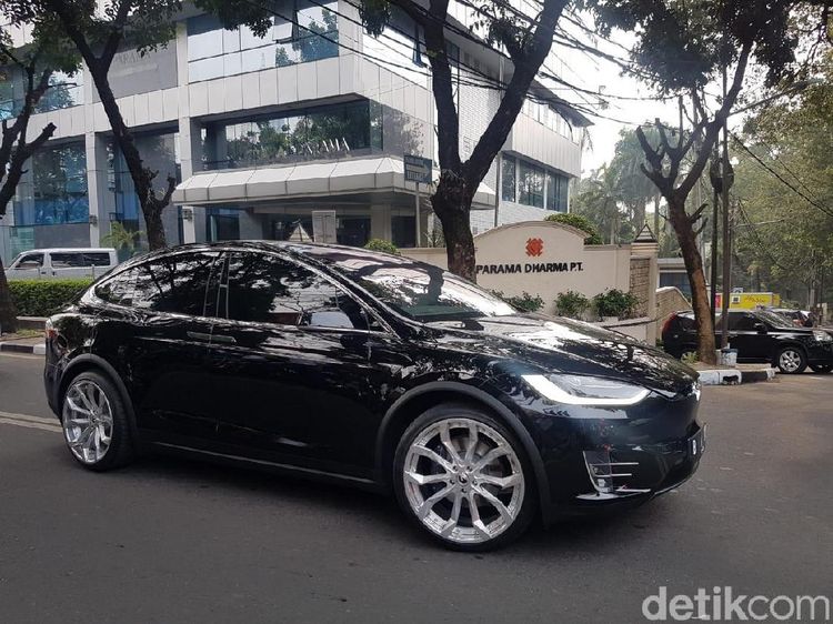 Bamsoet dengan Mobil Listrik Keren
