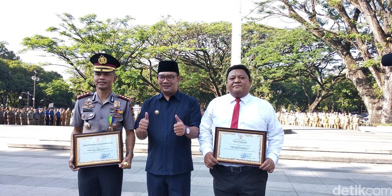 Bandung Aman, Ridwan Kamil Beri Penghargaan pada Kapolrestabes Bandung Aman, Ridwan Kamil Beri Penghargaan pada Kapolrestabes