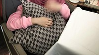 Secangkir teh dan kurma jadi menu berbukanya di bulan Ramadan lalu. Walau sedang berada di perjalanan dan di dalam bus, ia tetap memilih dua menu buka wajib itu. Foto: Instagram bae_biiiiiii