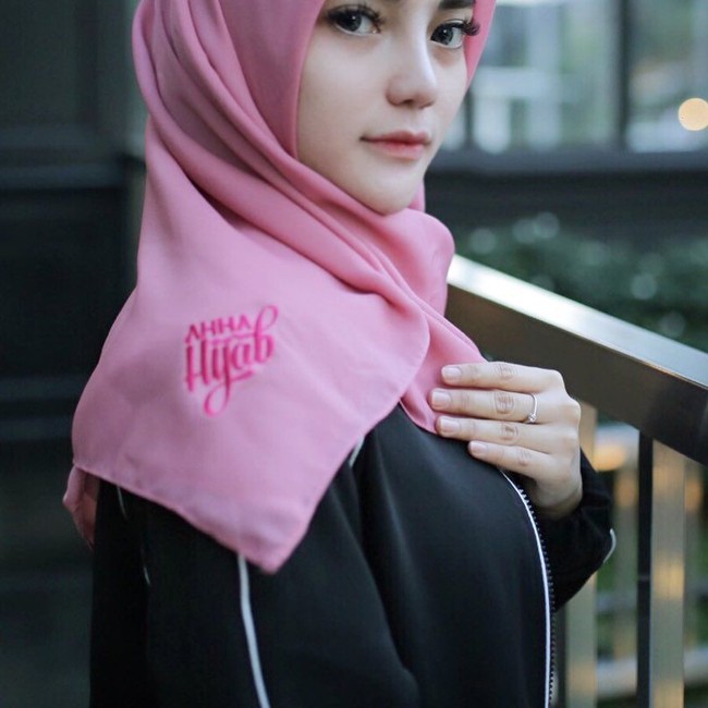 Memiliki paras cantik, ia pun kerap menjadi model hijab. Salah satunya adalah model brand hijab besutan Atta Halilintar bernama AHHA Hijab. Foto: Instagram/bae_biiiiiii