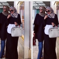 Berpose bersama rekan bisnisnya artis Marini Zumarnis, kedua wanita yang merilis brand kerudung bersama ini tampak kompak membawa tas Hermes. Inneke menenteng tas Hermes yang harganya lebih dari Rp 500 juta. Foto: Instagram