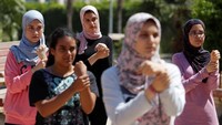 Para wanita berlatih keras untuk membentuk tim parkour profesional pertama di Mesir. REUTERS/Amr Abdallah Dalsh.