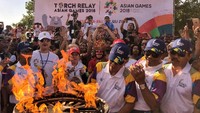 Torch Relay diakhiri dengan menyalakan tinder dari api mini cauldron. Istimewa.