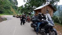 Menutup kegiatan turing ini, rombongan mengambil start dari Bukit Tinggi lewati Suliki dan Kelok yang tengah hits, Kelok Sembilan. Pool/Wahana Artha Group.