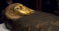 Pria Ini Buat Petisi  Minum Cairan Merah dari Dalam Kuburan Mumi di Mesir