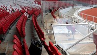 Beberapa suporter kemudian juga terlihat memanjat dinding-dinding pembatas yang berada di dalam area stadion. Dok.Detikcom/Grandyos Zafna.