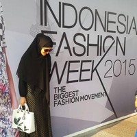 Tas Lady Dior Flower Collection terlihat menjadi pilihan gaya Inneke Koesherawati saat menghadiri Indonesia Fashion Week. Tas putih dengan hiasan bunga dari brand Christian Dior yang dirilis pertamakali pada 2014 itu dijual seharga US$ 4.400 untuk ukuran besarnya dan US$ 3.900 untuk ukuran sedang. Foto: Instagram