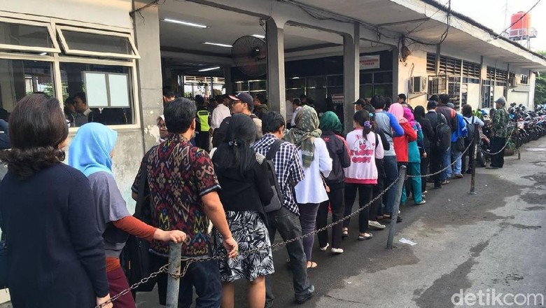 Soal Calo Tiket Kertas KRL, KCI: Pilihan Penumpang Soal Calo Tiket Kertas KRL, KCI: Pilihan Penumpang