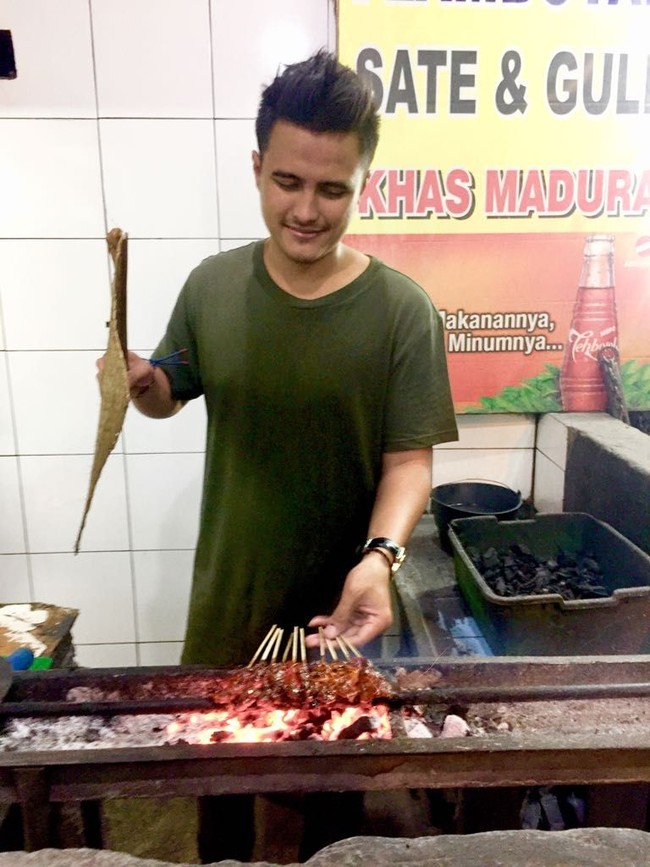 Aris Rakasiwi kuliah jurusan manajemen di Universitas Pendidikan Nasional (Undiknas) Bali. Ia sengaja mengambil jurusan tersebut untuk mendalami bisnis yang dibangun orangtuanya. Foto: Dok. Aris Sate Flamboyan Bali